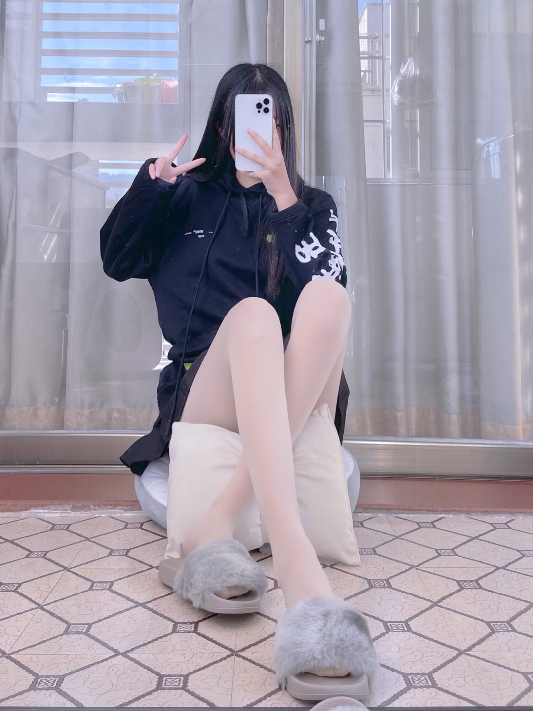 敲可爱的肉丝长头发短裙小姐姐美图-久趣源码交流论坛