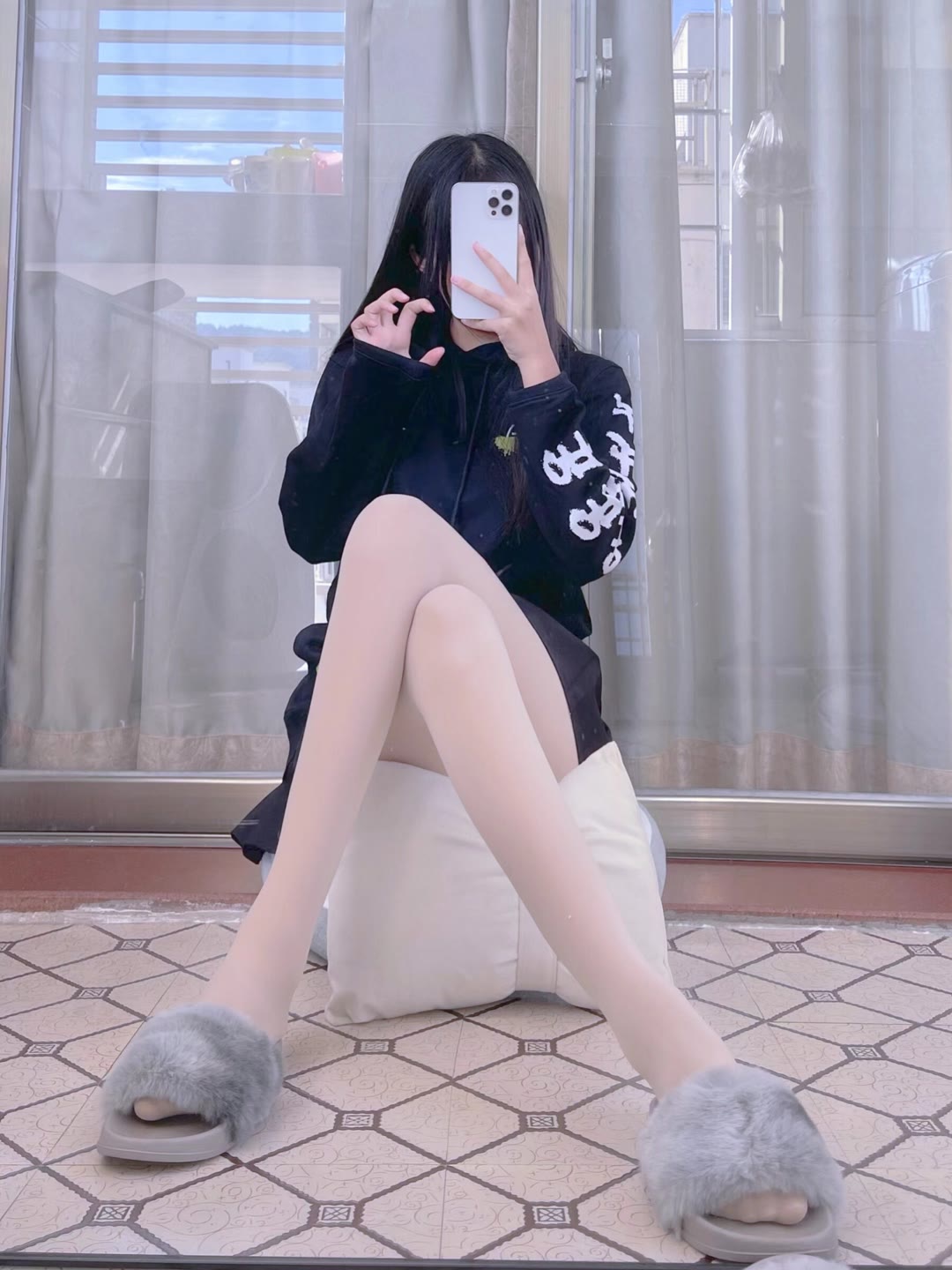 敲可爱的肉丝长头发短裙小姐姐美图-久趣源码交流论坛